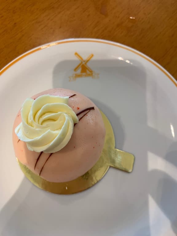 Flower-themed sweets at Zoet en Zout