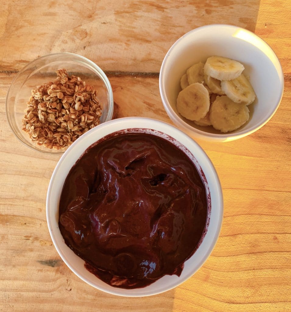 Unsweetened açaí with banana and granola