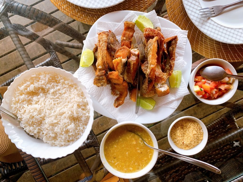 Peixe Caranha and sides at Praia do Funil