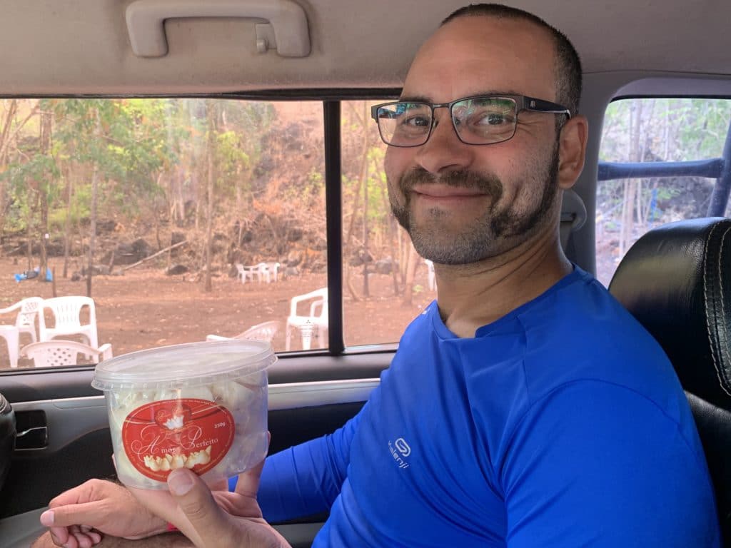 Andrey holding an Amor Perfeito cookie