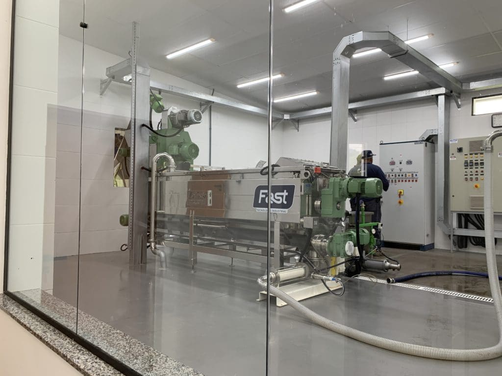 Machine that presses the olives