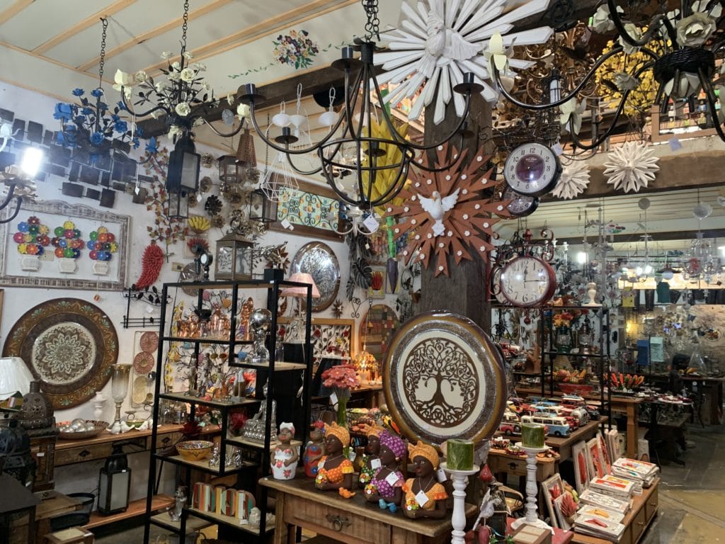 Decorative items at A Baronesa