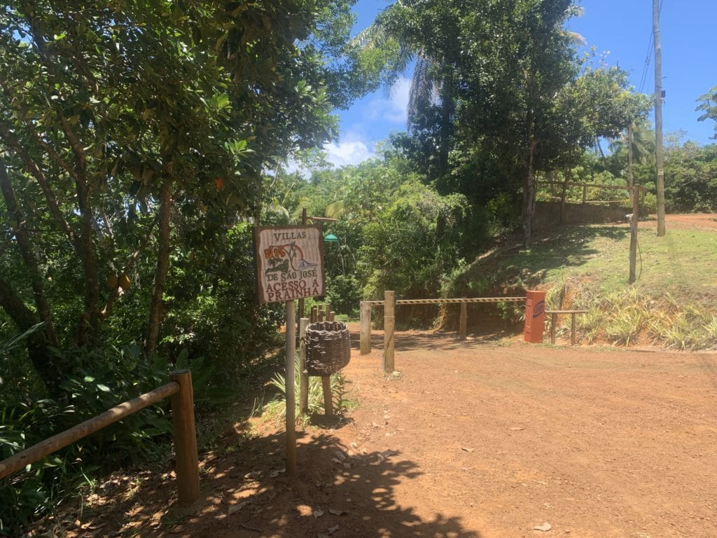 Sign marking the trail toward Prainha