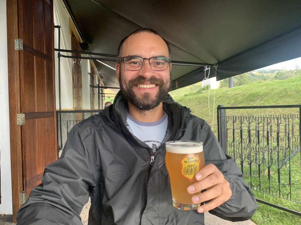 Andrey with his beer at Ateliê da Cerveja Caminho do Ouro