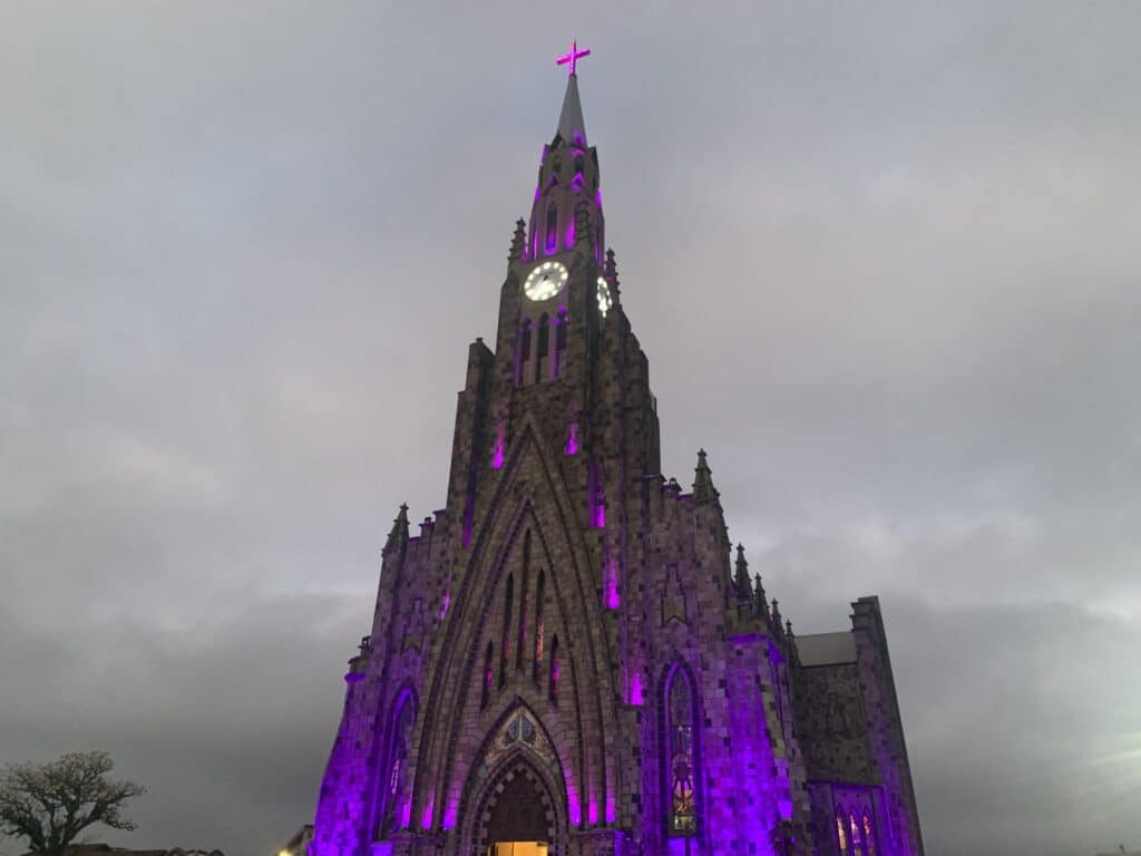 Catedral de Pedra de Canela at night