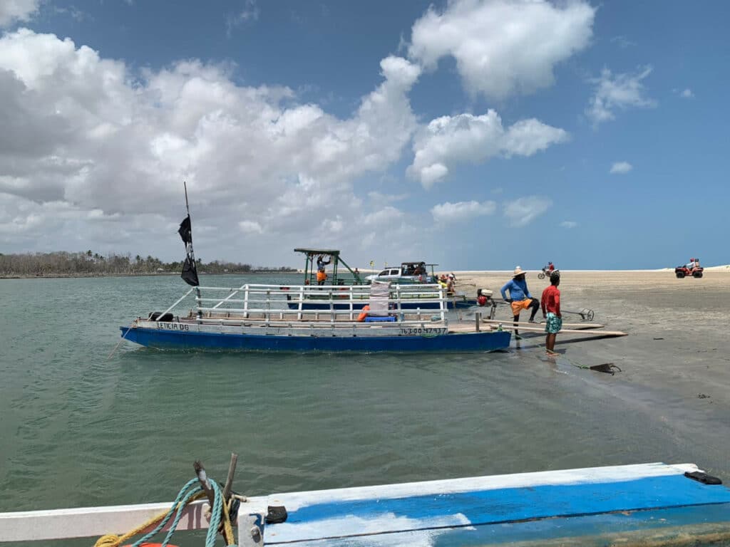 Ferry crossing the Rio Guriú