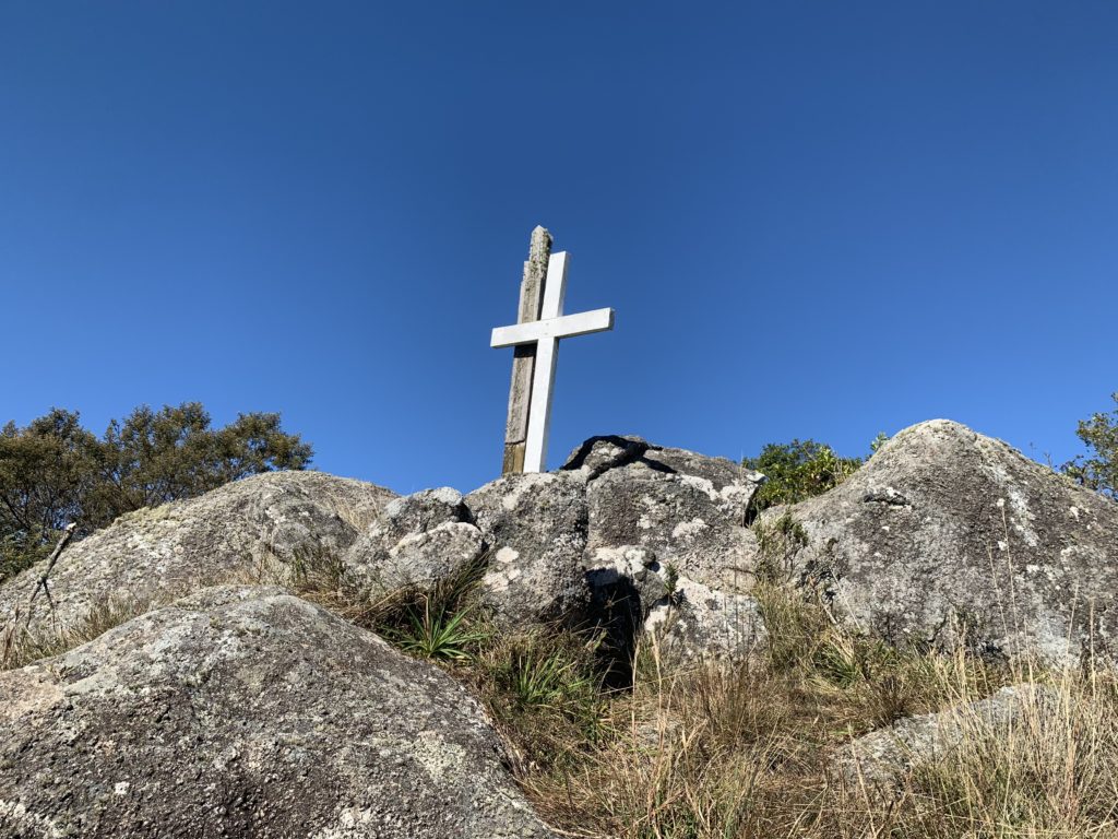 Cross on Morro do Tira Chapéu marking the summit, São José do Barreiro
