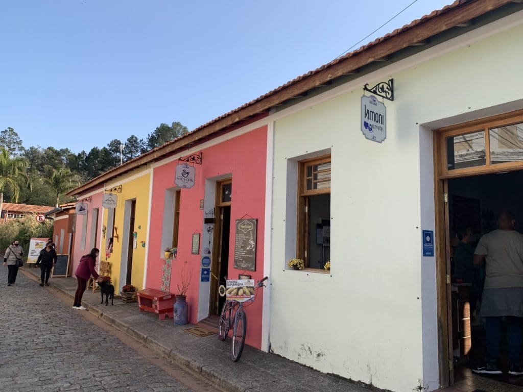 Shops at the Luís Carlos, Guararema station