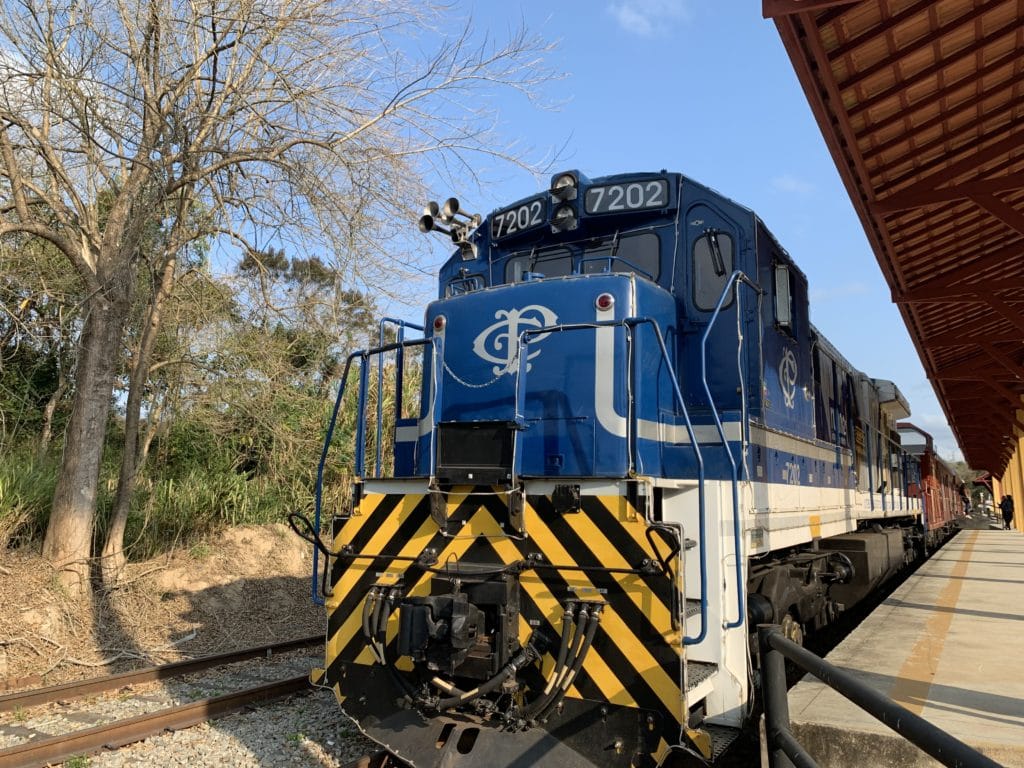 Train at the Luís Carlos, Guararema station