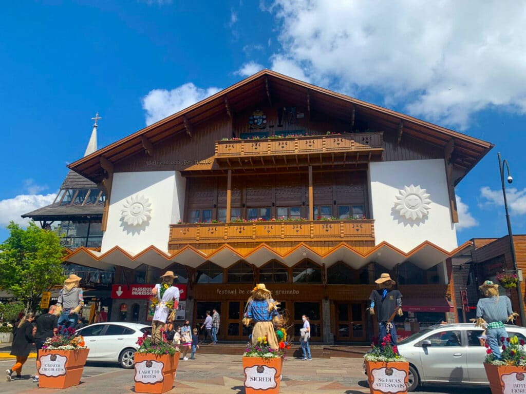 Festival de Cinema de Gramado and its Kikito decorations