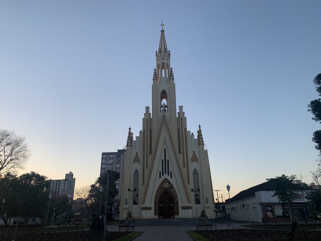 Igreja Cristo Rei, an imposing entrance and structure