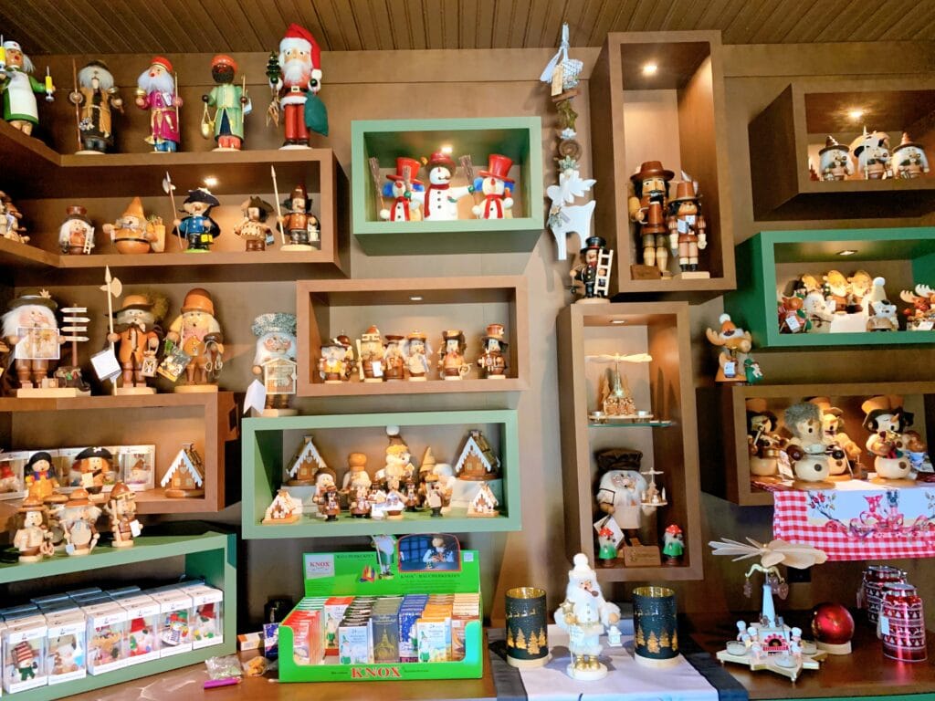 Souvenirs at Loja Toll, wooden figures