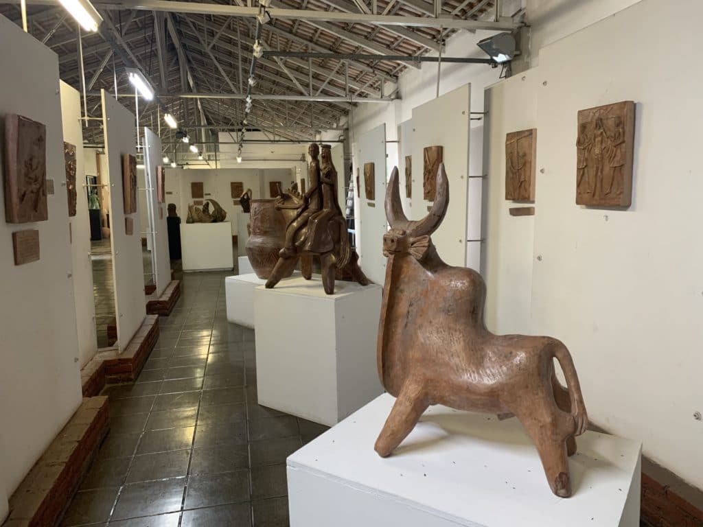 Terracotta sculptures at Memorial Sakai, Embu das Artes