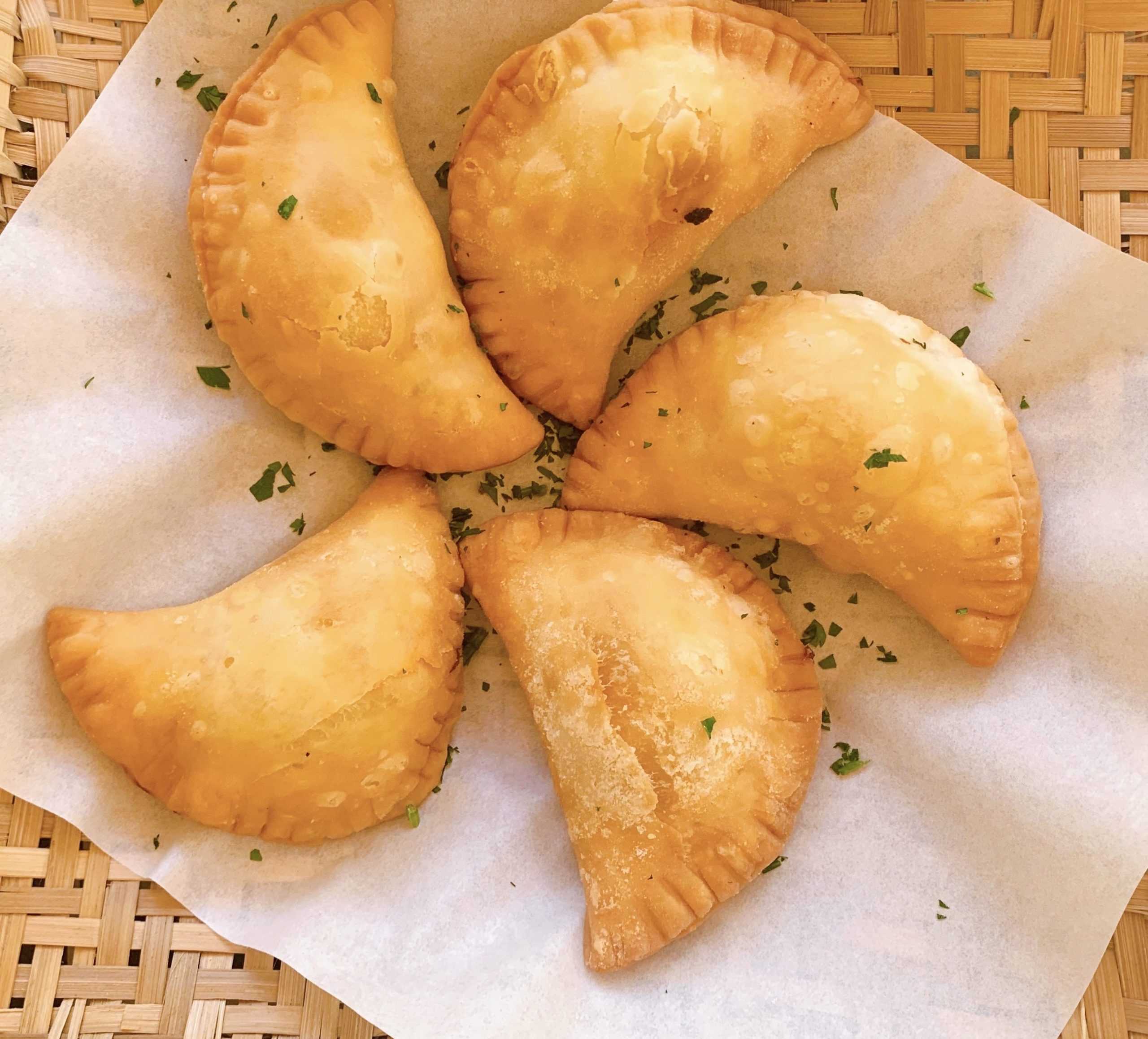 No Quintal starter: crab pastéis