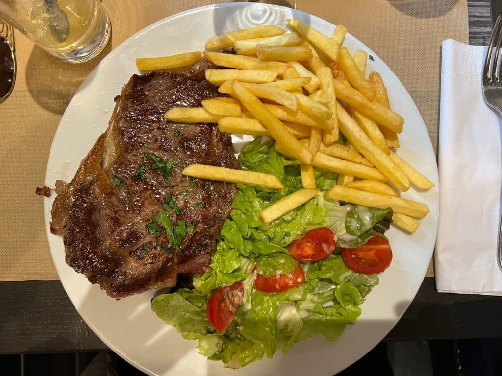 Steak-frites (entrecôte) in Paris