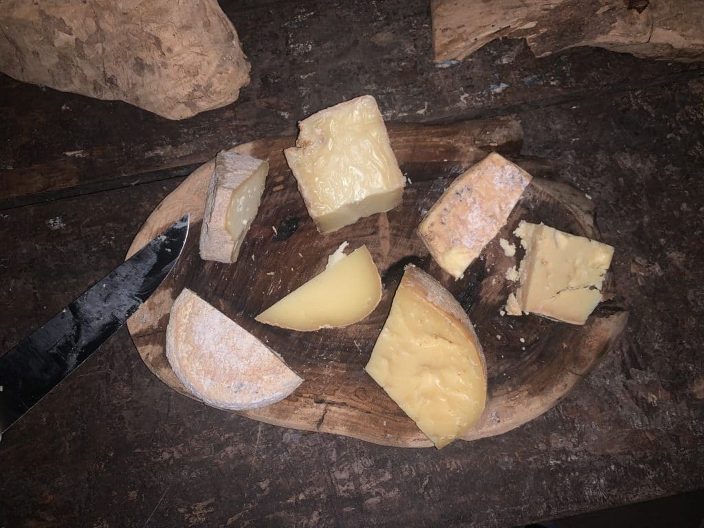Cheese tasting at Queijaria Santo Antônio, a tip on what to do in Passa Quatro, MG