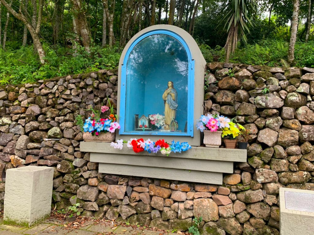 Santinha Nossa Senhora do Equilíbrio, along the trail to Parque Alto da Pedra