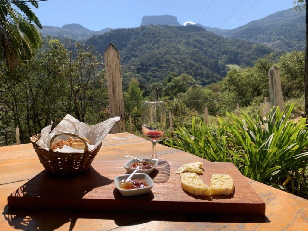 Tasting with a view of São Bento do Sapucaí