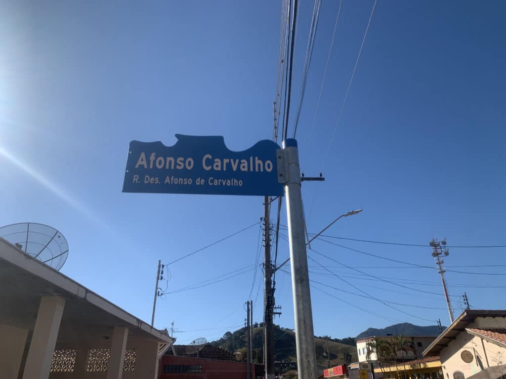 Town signs shaped like the Baú rock formation