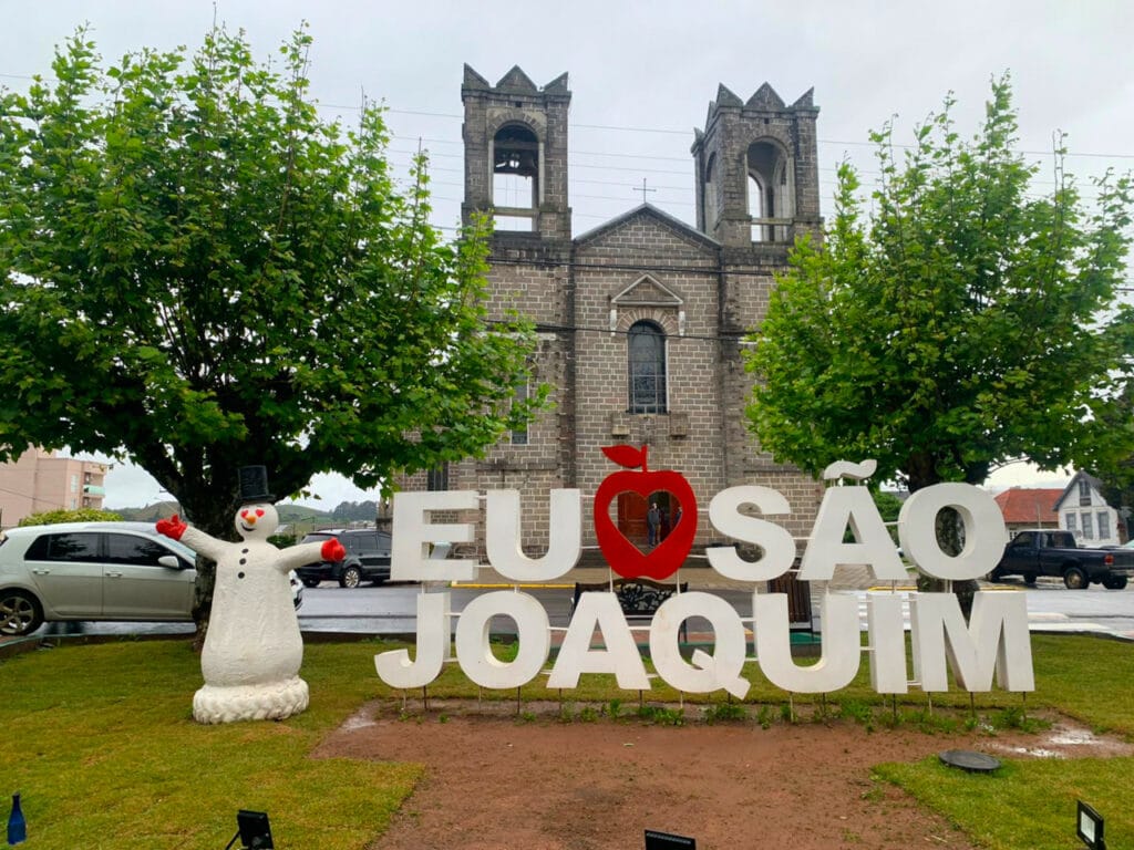 Igreja de São Joaquim and the town sign