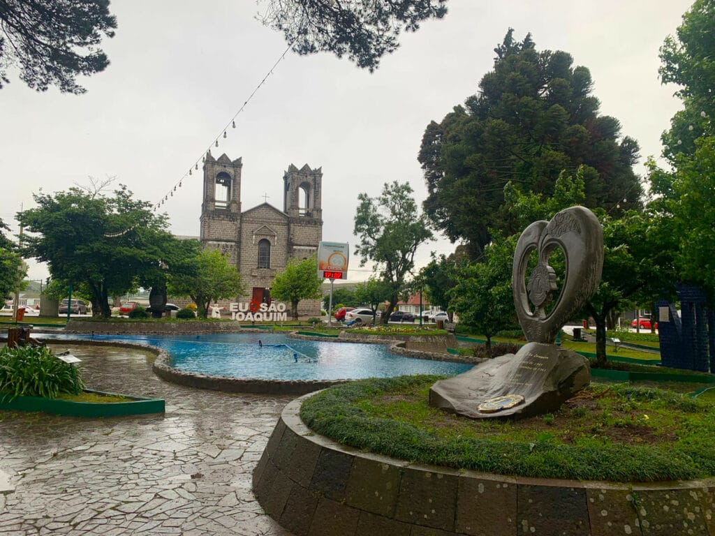 Praça João Ribeiro, home to the thermometer marking the low temperatures