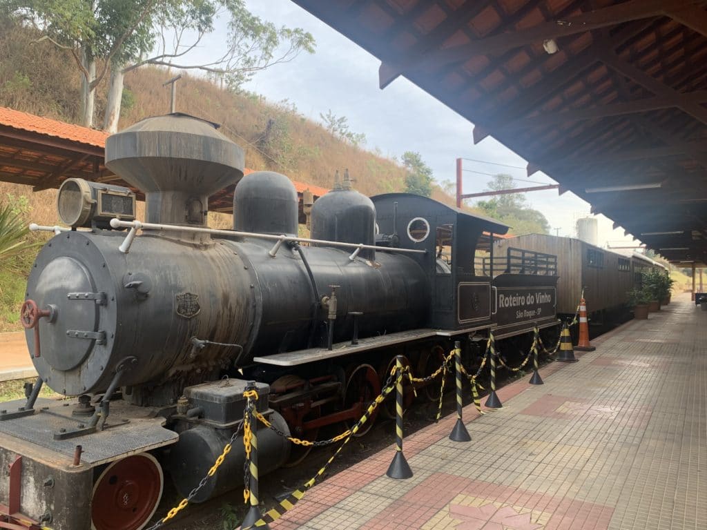 Train at the São Roque train station