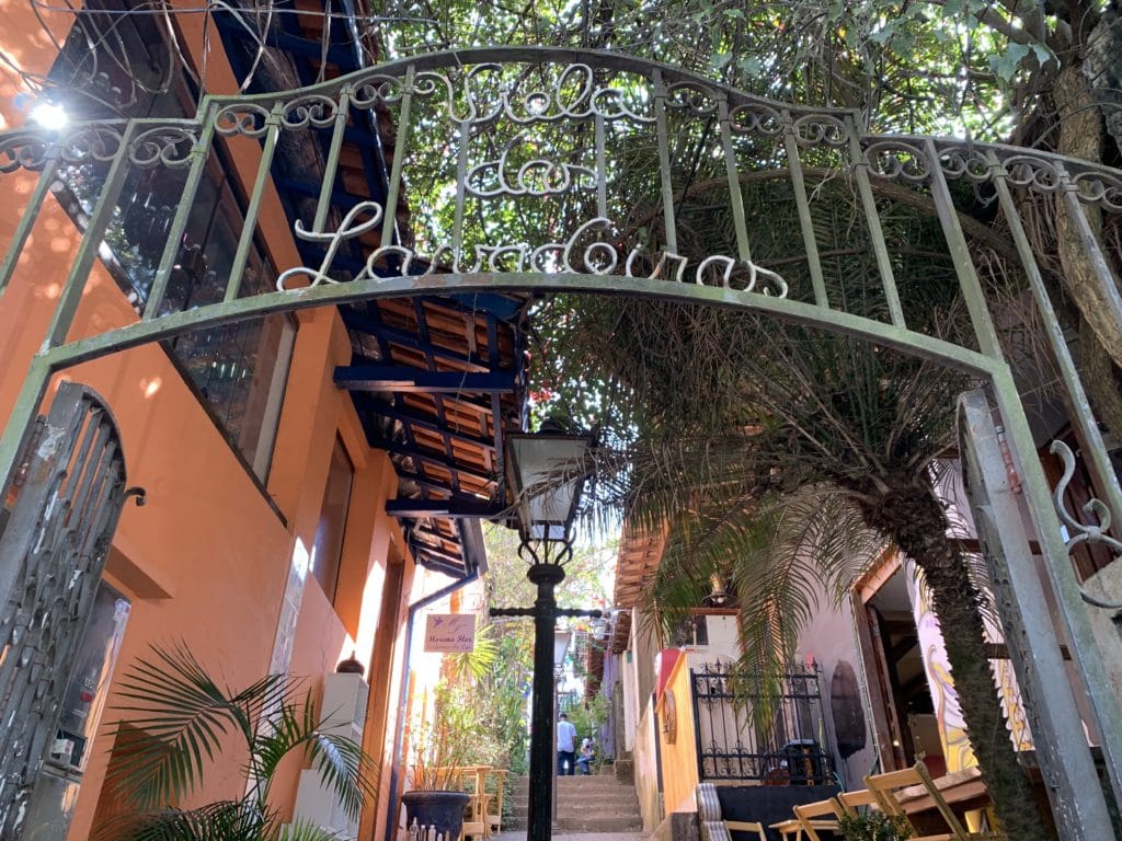 Viela das Lavadeiras, entrance on Rua Siqueira Campos