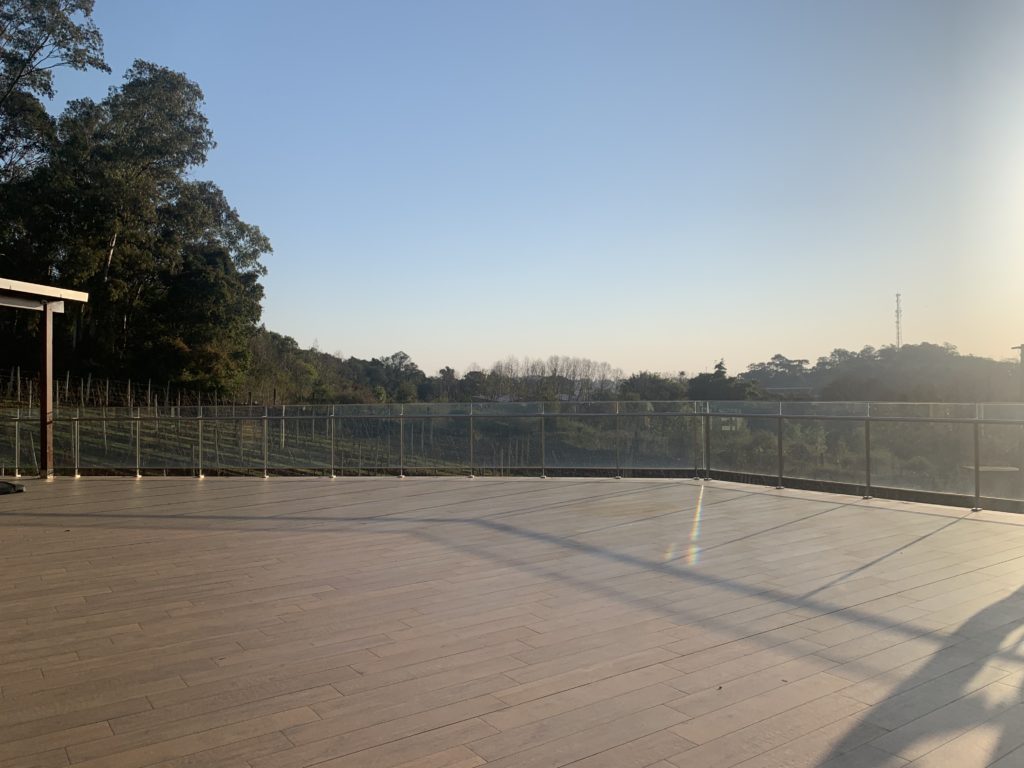 Vinícola Almaúnica, glass sunset deck